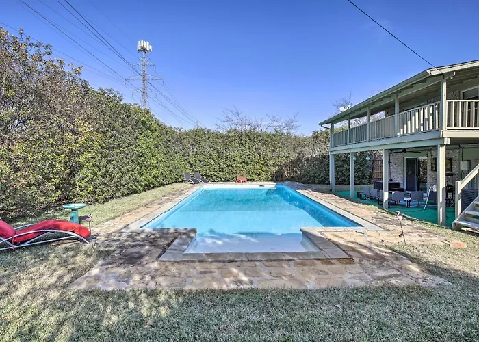 Movie Room & Private Pool: Richardson Retreat