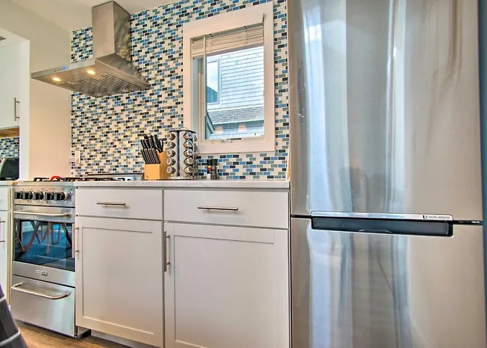 Bright, Coastal Mashpee Condo Near The Commons