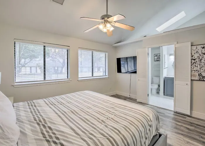 Game Room & Private Pool: Richardson Retreat