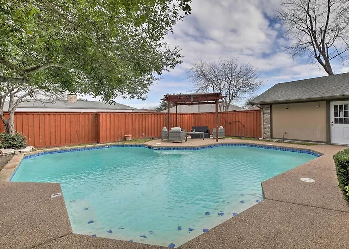 Game Room & Private Pool: Richardson Retreat