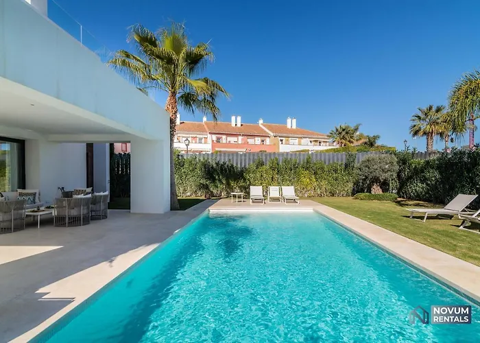 Extravagant 5-Bdrm Villa - Heated Pool & Gym