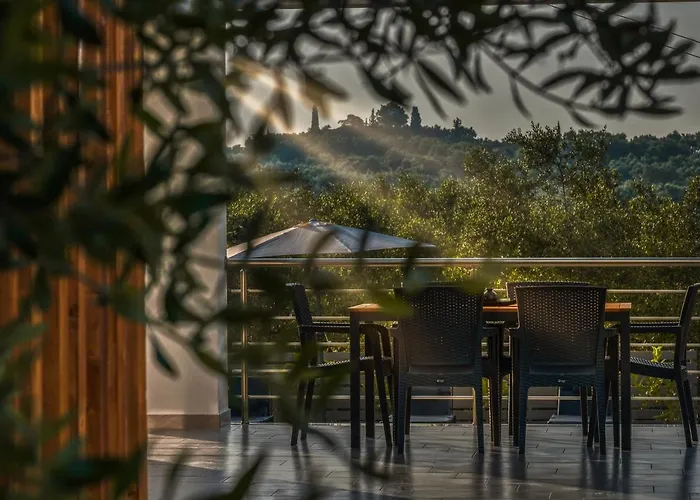 Johnny'S White Luxury Villa