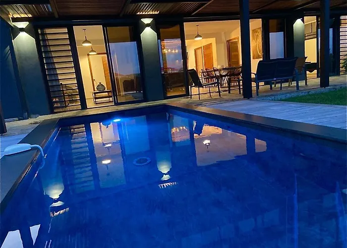 Villa Passion Cannelle de standing avec sa piscine vue mer