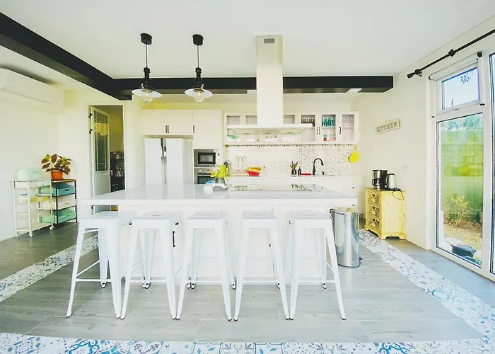 4 Bedroom Beachfront House With Private Pool In Batangas