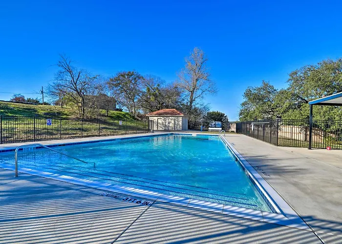 Hot Tub & Fire Pit! Cozy Granbury Escape Near Lake