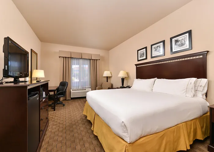 Hotel with Tennis: Holiday Inn Express & Suites Albuquerque Historic Old Town By Ihg