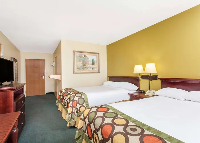 Super 8 By Wyndham Mccall