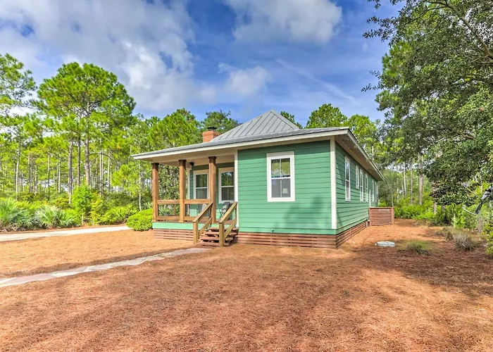 Breezy Home W/ Grills, Pool & Beach Access!