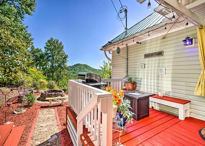 Eclectic Ranger Home W/ Mtn Views + Hot Tub!