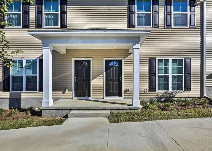 Ideally Located & Elegant Condo W/ Balcony!