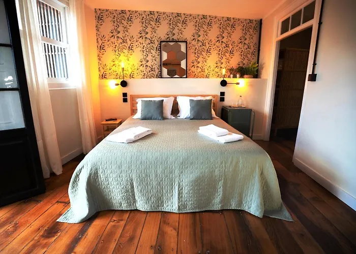 Inn Door 21 - & Suite