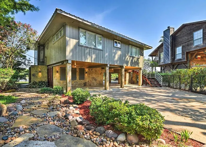 Luxe Houston Home On Riverfront With Pool And Hot Tub!