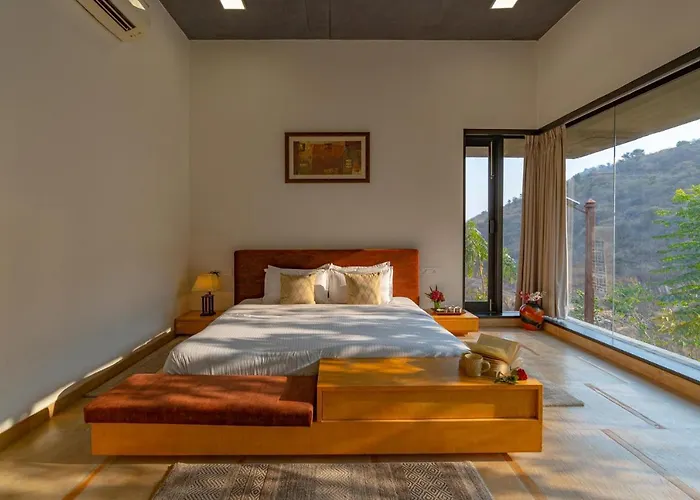 Stayvista'S Sage Scenery - Mountain-View Villa With Infinity Pool & Terrace