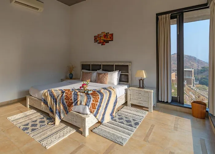Stayvista'S Sage Scenery - Mountain-View Villa With Infinity Pool & Terrace