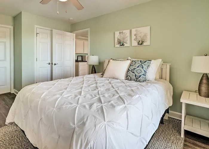 Oak Island Condo - Walk To The Beach!
