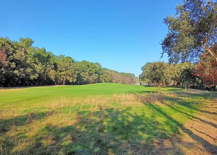 Maison au milieu des pins entre golf et plage