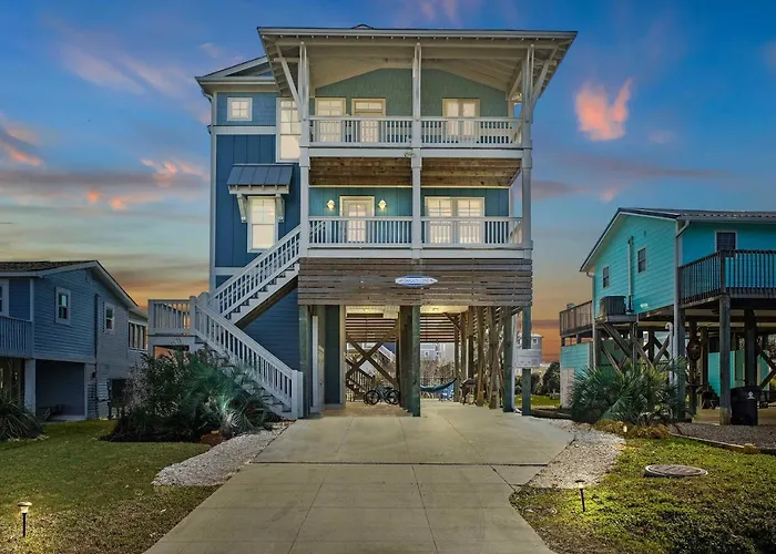 Oak Island Escape W/ Saltwater Pool, Walk To Beach