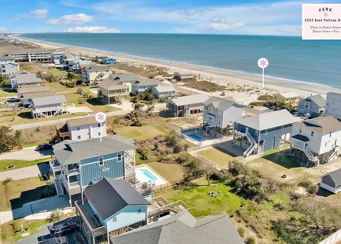 Oak Island Escape W/ Saltwater Pool, Walk To Beach