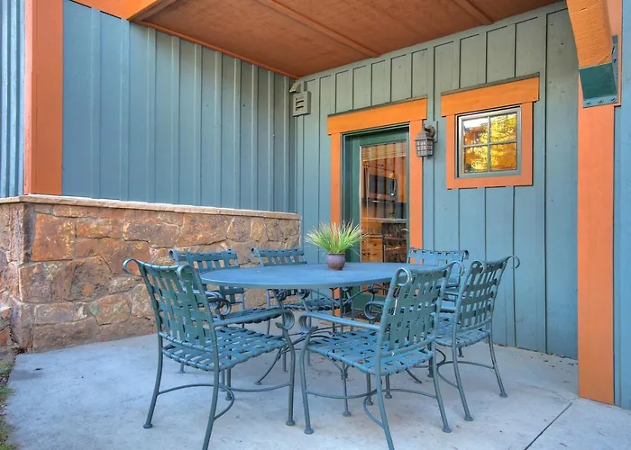 Premier 2-Story Townhome Minutes From Winter Activities