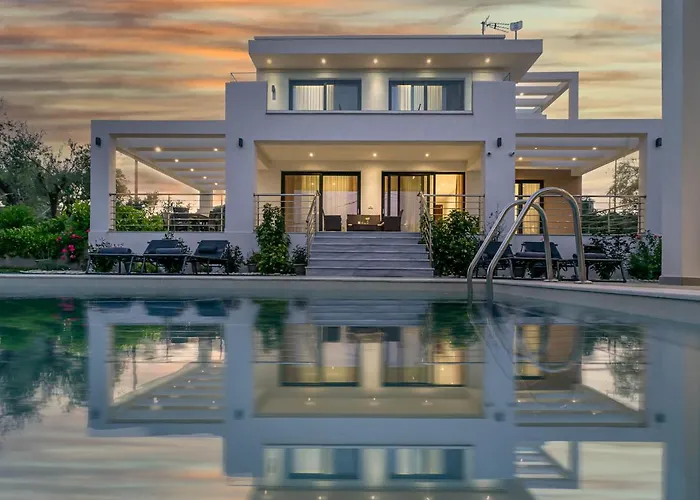 Johnny'S White Luxury Villa