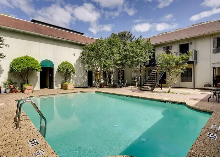 Contemporary Dallas Condo W/ Pool Access!