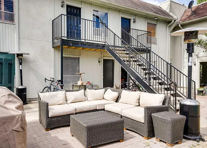 Serene Dallas Condo W/ Pool - Walkable Location!