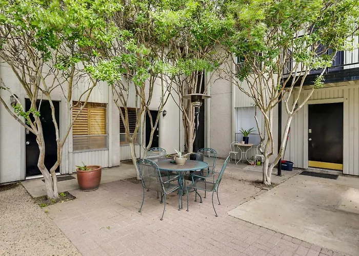 Chic Dallas Condo W/ Pool, Walk To Knox Street!