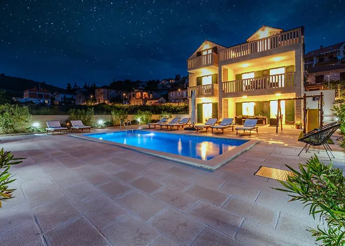 Villa Janie - Luxury Multi-Level Estate With Pool
