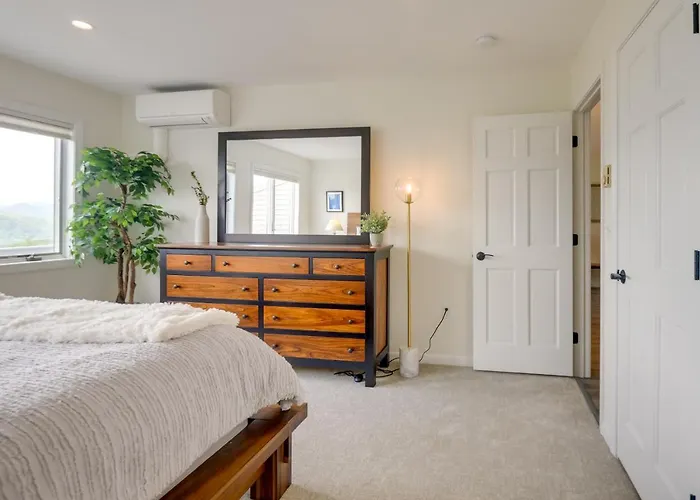 Newly Renovated Bartlett Condo W/ Mountain Views!