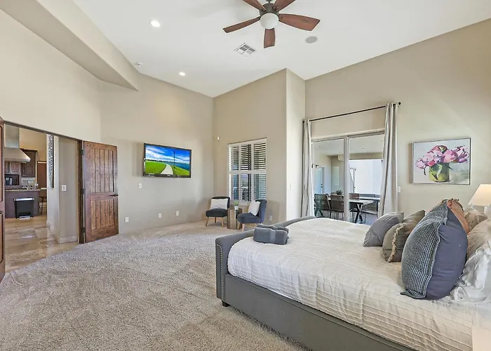 Luxury Estate, Sleeps 24, Sonoran By Homestakes Stays