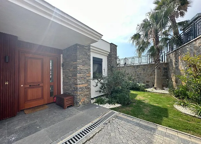 Villa Falcon With Swimming Pool And Great Views In Yalikavak Bodrum