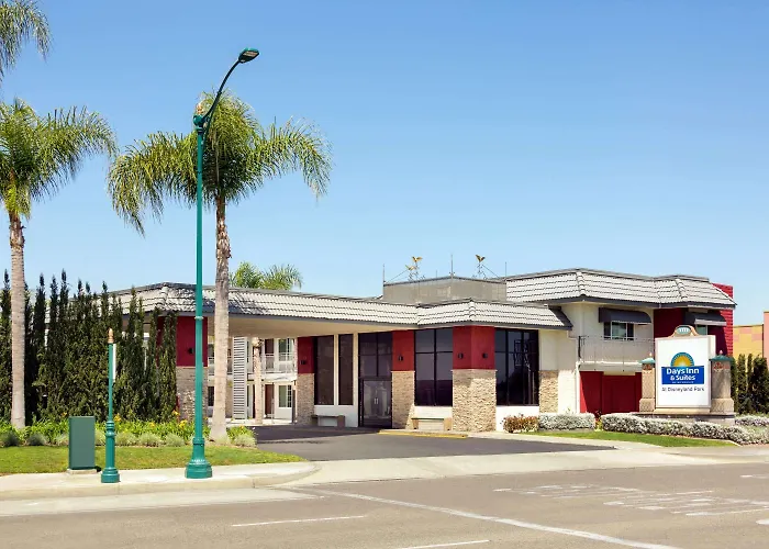 Days Inn & Suites By Wyndham Anaheim At Disneyland Park