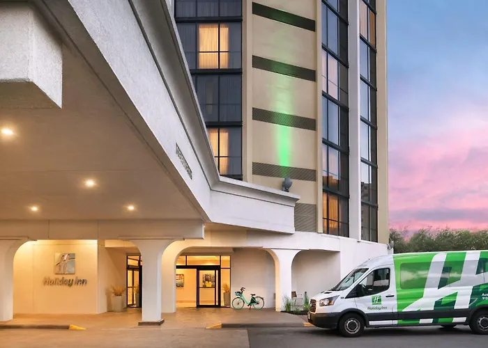 Hotel with pool: Holiday Inn Austin -Town Lake By Ihg
