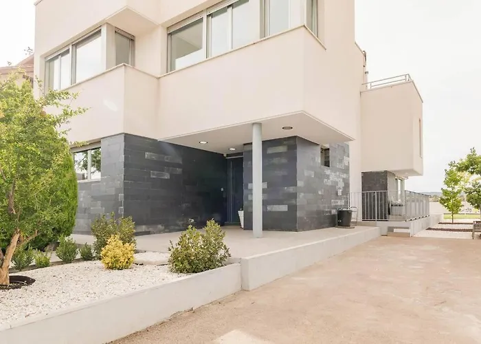 Villa Oasis en Madrid con 3Hab, 4baños y elegante piscina
