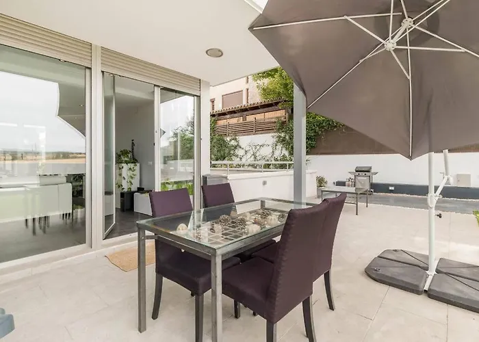 Villa Oasis en Madrid con 3Hab, 4baños y elegante piscina