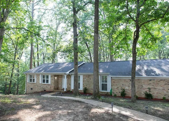Lakeside Retreat: Alabama University Events Home