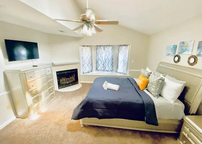 Relaxing Oasis With Pool Gazebo In Family-Friendly Neighborhood