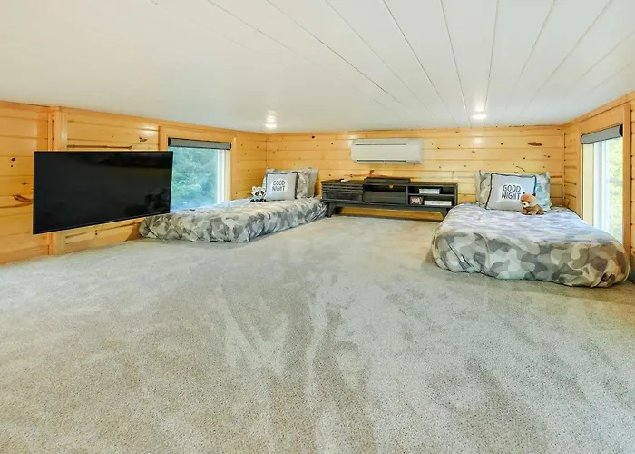 ~ 11 Mi To Lake Whitney: Tree-Lined Cabin W/ Deck