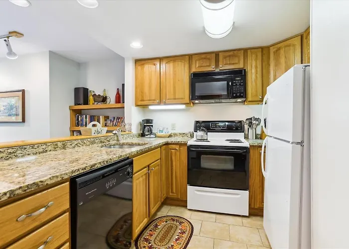 Highridge F2 Warm And Inviting 2 Bedroom Condo With Pool, Hot Tub, And Private Sauna