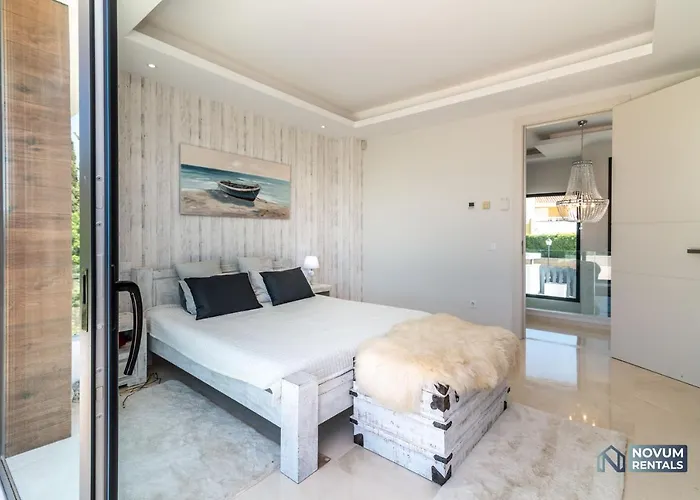 Remarkable 5-Bdrm Villa - Heated Pool & Gym