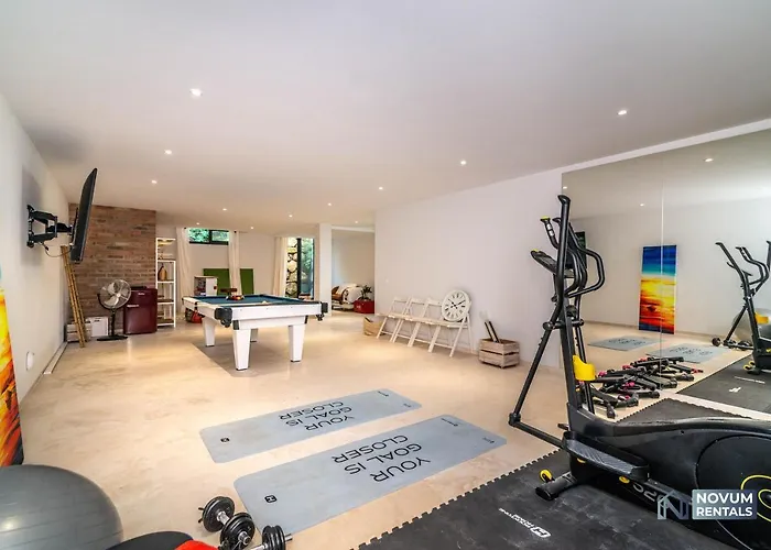 Remarkable 5-Bdrm Villa - Heated Pool & Gym