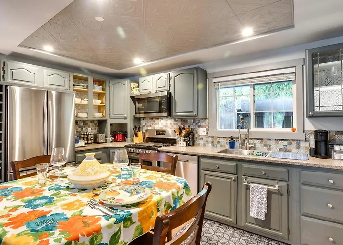 Hot Tub & Fire Pit Access! Peaceful Renton Retreat