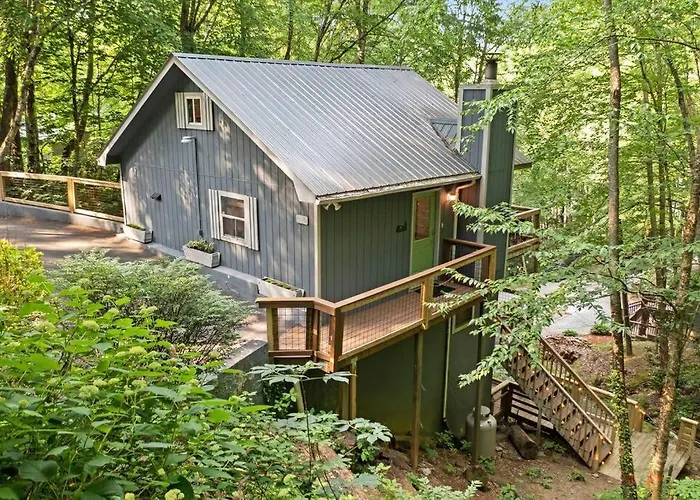 Cozy Mountain Chalet With Hot Tub Outdoor Movie Screen And Fire Place