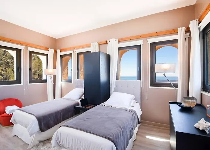 LE CASTEL ROSE Super Cannes, face aux Îles de Lérins