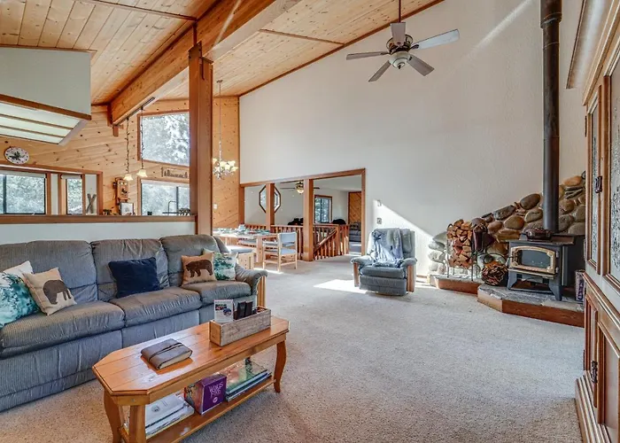 Home 1 Mi To Downhill Ski Resort: Bring Your Pets!