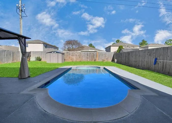 Tranquil 4-Br Oasis With Pool & Backyard Bliss!