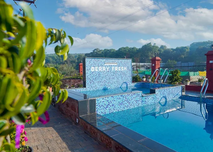 Berry Fresh Stays With Pool