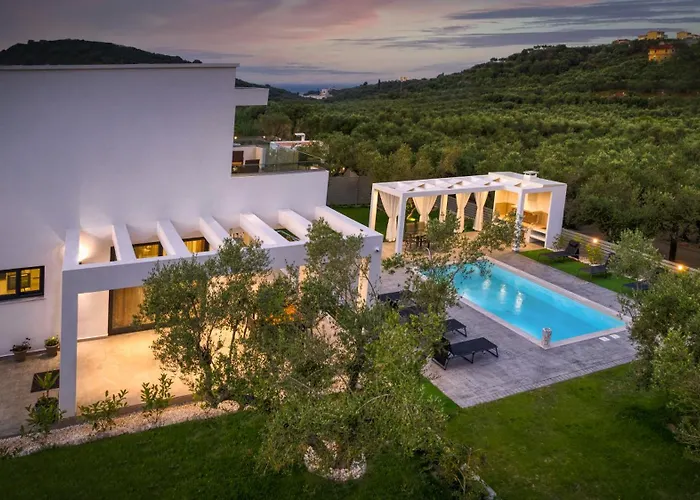Johnny'S White Luxury Villa