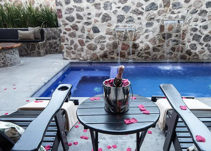 Private Jacuzzi & Pool, Elegant La Escondida 5Br
