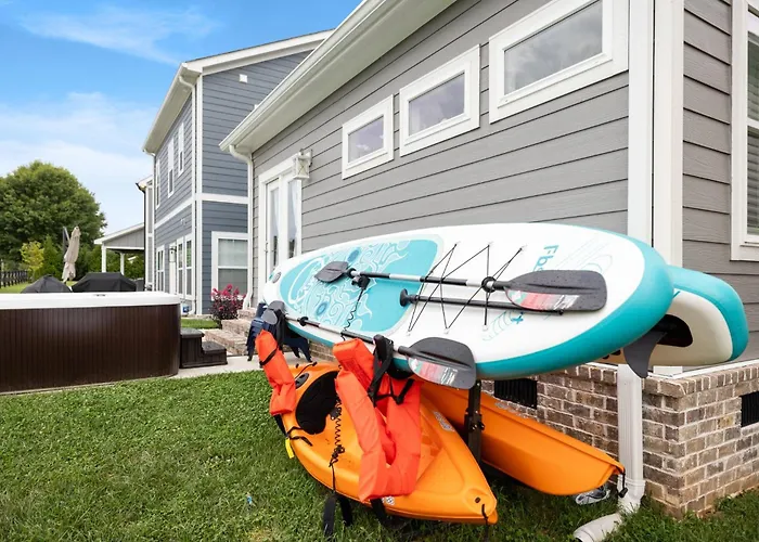 Cozy Lake Cottage W/ Kayaks, Sups, Pool & Firepit